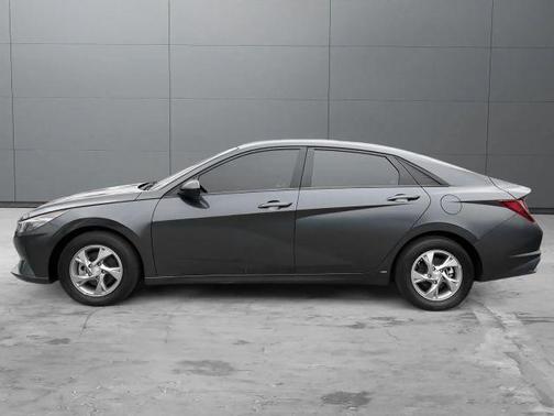 2022 Hyundai ELANTRA SE