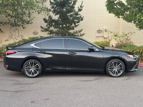 2022 Lexus ES 300h Base