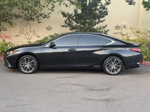 2022 Lexus ES 300h Base