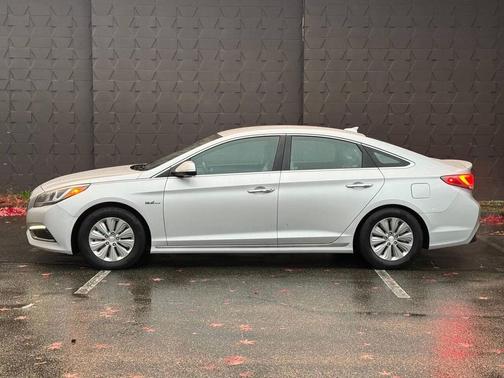 2017 Hyundai SONATA Hybrid SE