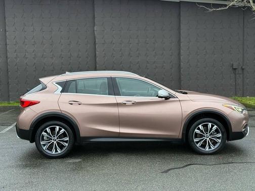 2017 INFINITI QX30 Premium