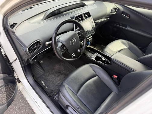 Blizzard Pearl 2020 Toyota Prius XLE