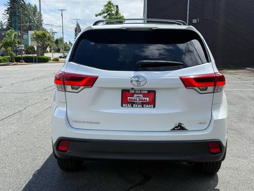White 2018 Toyota Highlander LE Plus