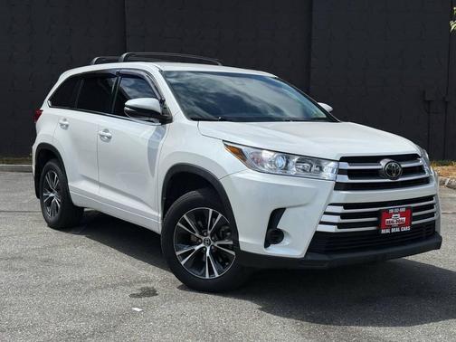 White 2018 Toyota Highlander LE Plus