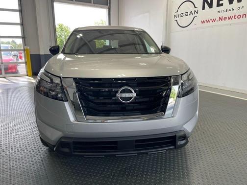 2025 Nissan Pathfinder S