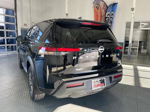 2025 Nissan Pathfinder S