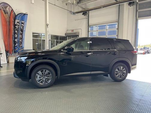 2025 Nissan Pathfinder S