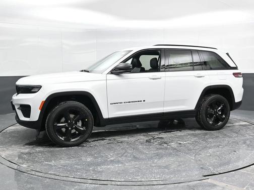 2025 Jeep Grand Cherokee Laredo