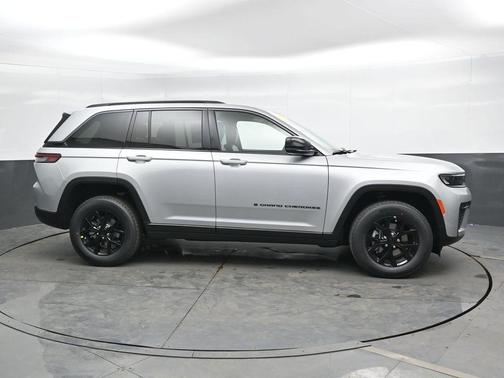 Silver Zynith 2026 Jeep Grand Cherokee Laredo