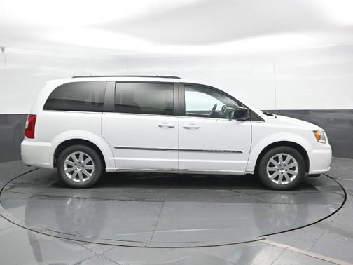 Bright White Clearcoat 2016 Chrysler Town & Country Touring
