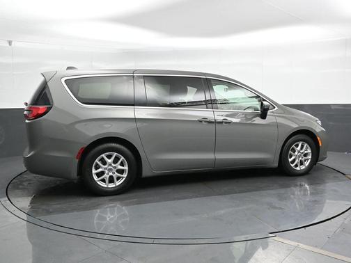 2023 Chrysler Pacifica Touring-L