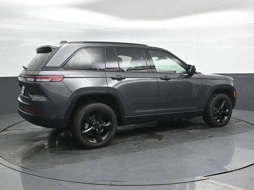 Metallic 2025 Jeep Grand Cherokee Laredo