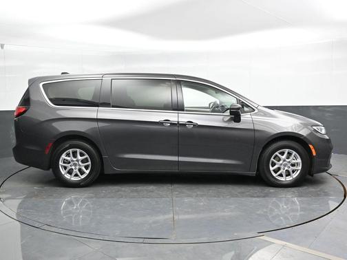 2023 Chrysler Pacifica Touring-L