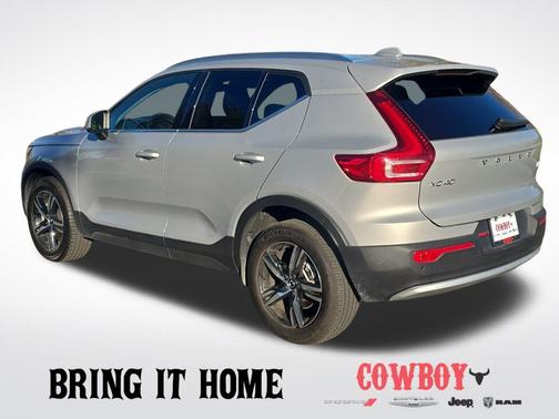 2025 Volvo XC40 B5 Core Bright Theme