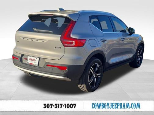 2025 Volvo XC40 B5 Core Bright Theme