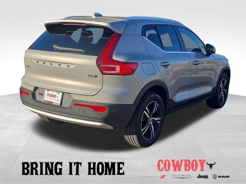 2025 Volvo XC40 B5 Core Bright Theme