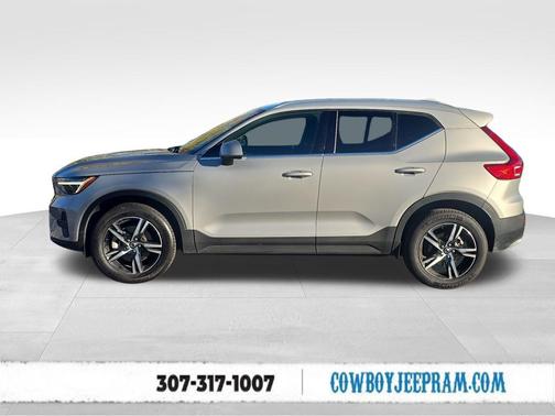2025 Volvo XC40 B5 Core Bright Theme