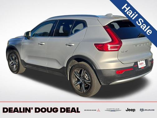 2025 Volvo XC40 B5 Core Bright Theme