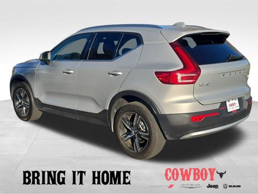 2025 Volvo XC40 B5 Core Bright Theme