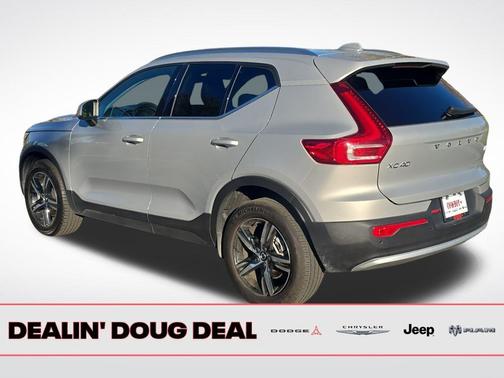 2025 Volvo XC40 B5 Core Bright Theme