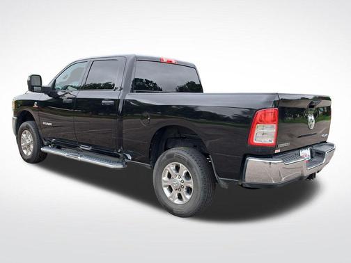Diamond Black Crystal Pearlcoat 2024 RAM 2500 Big Horn Crew Cab 4x4 6'4' Box