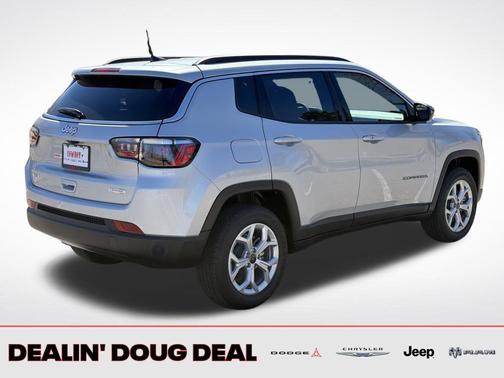 Silver Zynith Metallic Clearcoat 2026 Jeep Compass Latitude