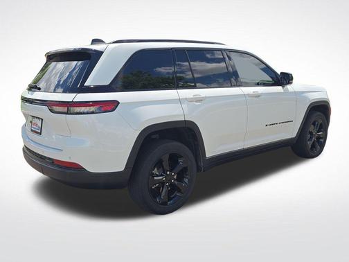 Bright White Clearcoat 2023 Jeep Grand Cherokee Altitude