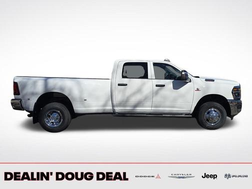 Bright White Clearcoat 2026 RAM 3500 Tradesman Crew Cab 4x4 8' Box