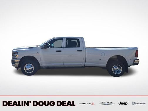 Bright White Clearcoat 2026 RAM 3500 Tradesman Crew Cab 4x4 8' Box