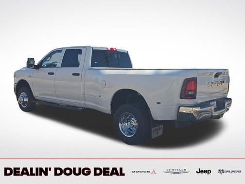 Bright White Clearcoat 2026 RAM 3500 Tradesman Crew Cab 4x4 8' Box