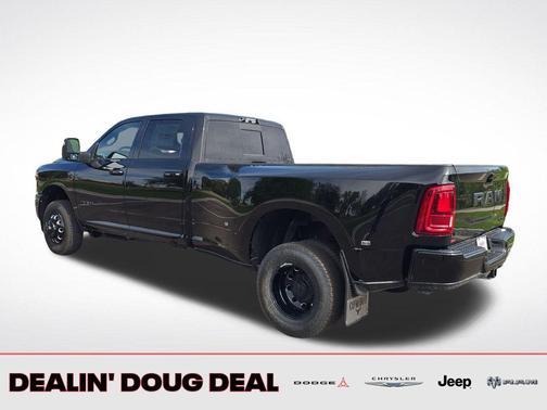 Diamond Black Crystal Pearlcoat 2026 RAM 3500 Laramie Crew Cab 4x4 8' Box