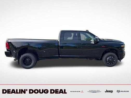 Diamond Black Crystal Pearlcoat 2026 RAM 3500 Laramie Crew Cab 4x4 8' Box