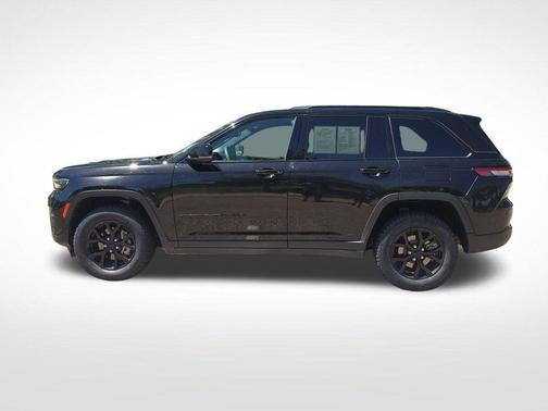 Diamond Black Crystal Pearlcoat 2024 Jeep Grand Cherokee Altitude