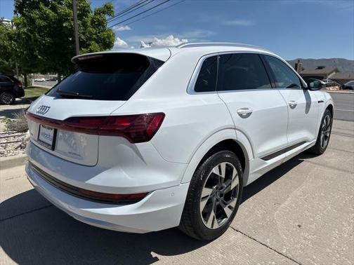 2021 Audi e-tron Premium Plus