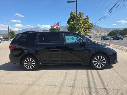 2020 Toyota Sienna XLE