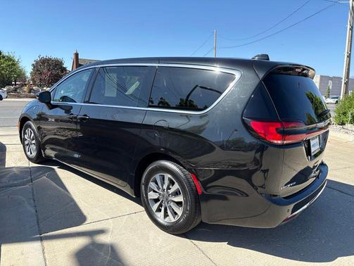 Brilliant Black Crystal Pearlcoat 2023 Chrysler Pacifica Hybrid Touring L