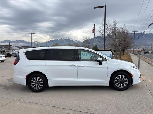 2023 Chrysler Pacifica Hybrid Touring L