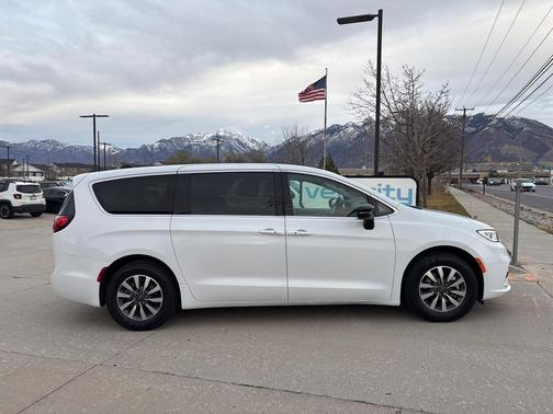 2024 Chrysler Pacifica Hybrid Select