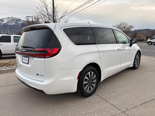 2024 Chrysler Pacifica Hybrid Select
