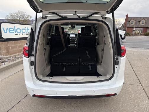 2024 Chrysler Pacifica Hybrid Select