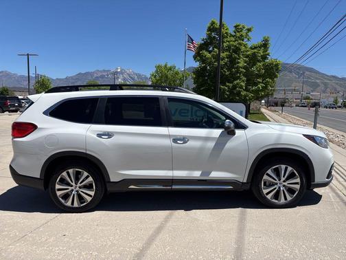 Crystal White Pearl 2022 Subaru Ascent Touring 7-Passenger