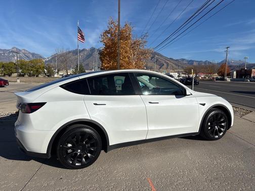 2022 Tesla Model Y Long Range Dual Motor All-Wheel Drive