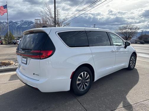 2023 Chrysler Pacifica Hybrid Touring L