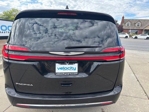 Brilliant Black Crystal Pearlcoat 2023 Chrysler Pacifica Touring L