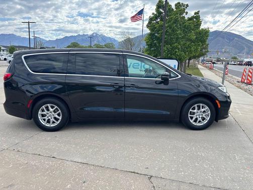 Brilliant Black Crystal Pearlcoat 2023 Chrysler Pacifica Touring L