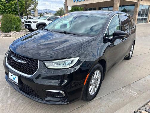 Brilliant Black Crystal Pearlcoat 2023 Chrysler Pacifica Touring L