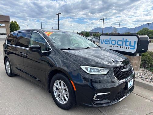 Brilliant Black Crystal Pearlcoat 2023 Chrysler Pacifica Touring L