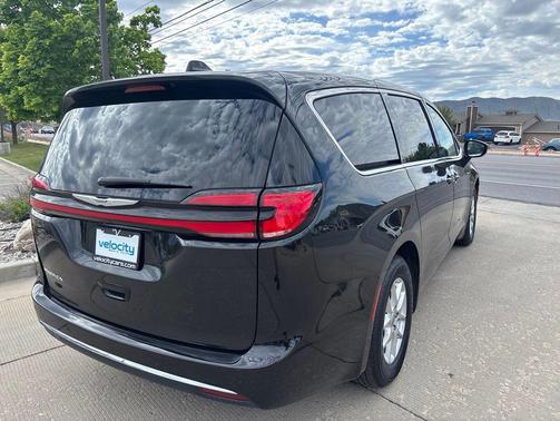 Brilliant Black Crystal Pearlcoat 2023 Chrysler Pacifica Touring L