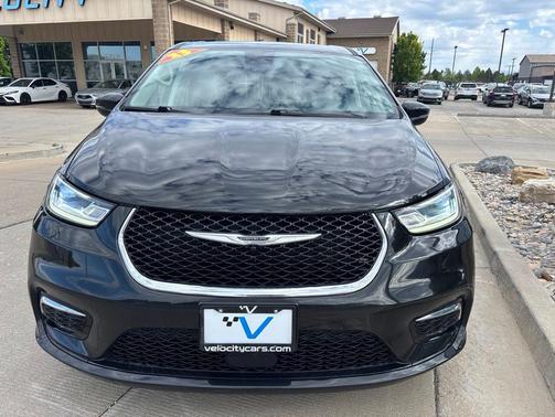 Brilliant Black Crystal Pearlcoat 2023 Chrysler Pacifica Touring L