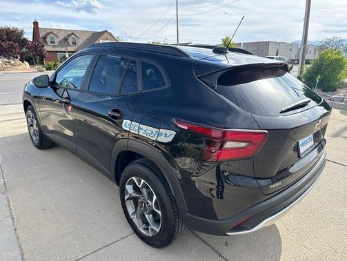 Mosaic Black Metallic 2025 Chevrolet Trax LT